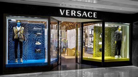 versace sfrutta lavoro|versace company.